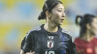 ｢ほっぺに種ついとるw｣王者ベレーザ新加入、なでしこMF塩越柚歩の“あざとかわいい”夏ショットが話題！｢楽しそう｣｢スイカ割りか。夏らしいね｣の声