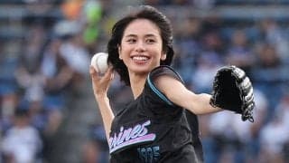 美人モデルがへそ出しで「ユニ似合いすぎ」　抜群スタイルから豪快投球…X驚愕「脚の長さ！」