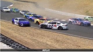 「よく避けましたね！」横滑りするマシンを総勢30台超の車列が神回避 「この密集の中で…」放送席脱帽