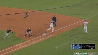 「大谷だから焦った？」大谷翔平、平凡ゴロもまさかの“珍出塁”　相手の悪送球にビックリの表情