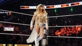 レジェンド女子レスラーが“アクロバティックすぎる”超大技…逆立ちのまま相手を放り投げる衝撃荒技に「けっこう危険」ファン騒然