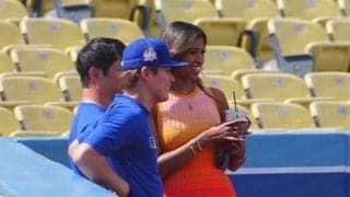 ド軍美女レポーターは「完璧に着こなせる美貌」　由伸と談笑で発見…“新色”に大興奮