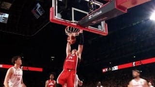 赤木剛憲かよ！ 日本の鬼神ホーキンソンの“豪快ゴリラダンク”にアリーナ熱狂「エグいの決まった！」「超胸熱」“サンロッカーズ・コンビ”で完璧連携の瞬間