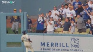 ド軍ファンとしては心境複雑！？大谷翔平ファン、敵チームのホームラン球が手元にスポッ！「ボールいらないみたいｗ」反響続々