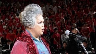 圧巻！“世界で３人”男性ソプラノ、「もはや弦楽器」の国歌独唱が話題「頭から高音はすごい」「鳥肌が立った…」岡本知高の“奇跡の歌声”に感動続々【バスケ男子日本代表】