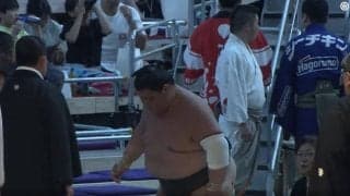 走る、走る、力士が走る 「何があった？」見慣れぬ風景にファン困惑 勝った力士が大慌てで花道を…呼出もたまらず笑顔