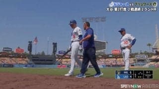 大丈夫か…ドジャースのフリーマンが死球受け負傷退場 交代直前の「あまり見たことない」消沈リアクションに心配の声