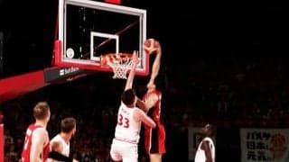 「惚れちゃう！」211cm相手に“片手スラムダンク”炸裂！「まるで流川楓」「良い意味で日本人っぽくない」吉井裕鷹が豪快弾→ベンチもお祭り騒ぎ【バスケ男子代表】