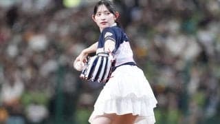 人気アイドルが白スカートで豪快投球　ピョンピョン大喜び…限定ユニ姿で球場虜