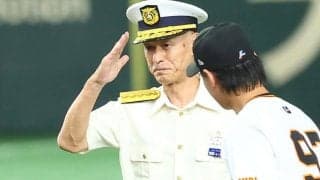 「61歳の球じゃない」始球式で場内ざわめき　“国を守る”長官の剛速球にX衝撃「凄い球」