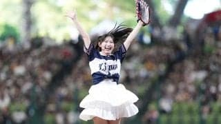 白スカートで豪快投球「すごく緊張」　笑顔でピョンピョン「ほぼ100点です！」