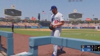 「酷すぎる」“怠慢守備”にブチギレ！ 拙守連発にカーショウが大激怒「そりゃキレる」とんでもない雰囲気でベンチに去る“異常事態”