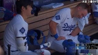 なんでホームラン入るの？ 大谷翔平、ベンチで見せた“笑顔”が話題に「優しいなw」 若手捕手もニコニコの“ほっこりシーン”「教えて大谷先生」