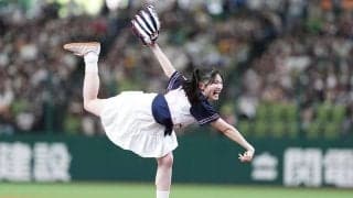 揺れる白スカート「投げっぷり最高」　美女の豪快投球に癒されるファン続出「可愛すぎる」