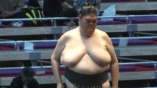 「足ほっそ」「上下のギャップがすごい」巨漢“美脚”力士に驚き 「割烹花井」意外な一面にファンも注目