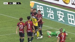 「ふっとばされた」1人で2人をなぎ倒す“強烈接触”がイエローカードでファン物議「レッドだろこれ」「あれ止まれは無理やろ」