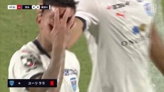 レッドカードに選手が涙目「みんな集まってるの泣ける」足裏スライで失意の一発退場→チームメイトが駆け寄る場面にファン同情「愛されてるな」