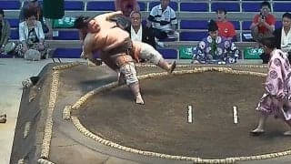 「決まり手なんだよw」0.01％の超レア珍手に館内騒然 超巨漢力士が土俵際で起死回生の白星