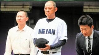 龍谷大平安の川口知哉監督、初めての夏が終わる　選手を信じて待った