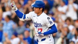 大谷翔平がHR打つ背後で…“敵軍ファン”に注目　赤ユニホームで大興奮「尊い」