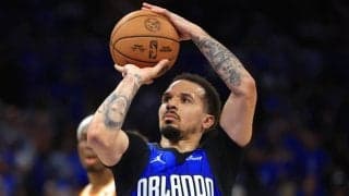 バックスに移籍したコール・アンソニー…親子2代で背番号50を背負うことが決定