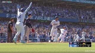 劇的サヨナラでド軍ナインがお祭り騒ぎ！「大谷さんの激走も素晴らしい」殊勲打のフリーマンに「ポンっ」大谷が労う“歓喜の瞬間”