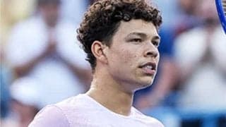  観客にボール直撃、審判の忠告直後 