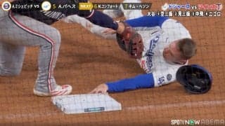 「指大丈夫か？フリーマン」ビデオ検証で判定覆った“牽制死” ヘルメット飛ばす気迫のヘッスラも“左手首”に「怪我しないで」緊張走った場面
