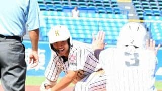 ノーシード国士舘、逆転で準決勝へ　ハイタッチで雰囲気づくり