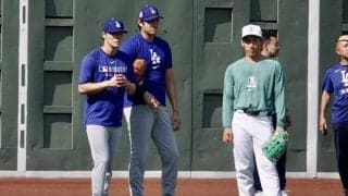 大谷翔平が吉田正尚と再会　山本由伸も交えて談笑…吉田は投球中の“警護”も