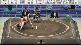 力士の顔が… 土俵に“強打”でスゴイ音 立ち上がった姿に「だいじょぶかよ」驚きと心配の声 「漢の負け方」勝利への執念に感嘆も