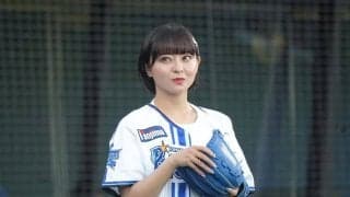 ミニスカ始球式が「可愛すぎ」　2軍戦で異例の熱気「そりゃあ、外野も開放ですわな」