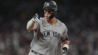 ジャッジの隣…大物なのに小さく見える？　「本当にデカい」脳がバグる3ショットが話題