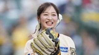 ミニスカふわり…黒髪ポニテ美女が「かわいすぎる！」　ノーバウンド投球に歓喜「ありがとう」