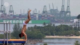 あわや大事故！9階の高さで逆立ち→腕がブルブルッ全身グラリ！優勝をかけた最終演技で緊張か…ハイダイビング決勝で背筋が凍った瞬間