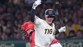 「カープ側にも配慮している」聖地をざわつかせた虎の正妻、坂本誠志郎がプレー中に見せたずっこけ＂気配り＂にファン感涙　マジック39点灯「目配りしすぎやろ」