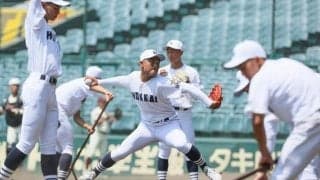 北海は新調した白い帽子で甲子園練習　旭川志峯は「実感がわいた」