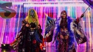 サイズ差がすごい！ 人気日本人女子タッグ、怪物レスラーと“まさかの共闘”舞台裏で笑顔の一枚に大反響「ドリームチームだ」