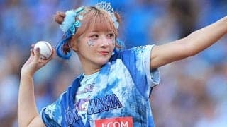 スカートふわり…“443万人美女”が「とにかくかわいい」　豪快投球に称賛の声「優勝」