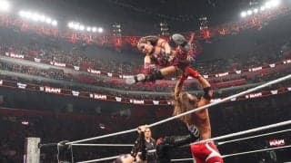 屈強男子、日本人女子レスラーを場外に… 未知の合体技で“芸術的”エルボー炸裂「あんなに浮くのか！」騒然