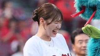 お団子ヘア＆白パンで登場…20歳美女が始球式　父は元広島右腕、地元でハニカミ投球