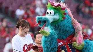 お団子ヘア＆白パンでハニカミ…20歳美女に「癒される」　元広島右腕の娘に集まる注目