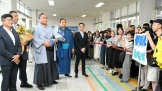 琴勝峰「もっともっと上を目指し精進」　松戸市と柏市で初優勝を報告