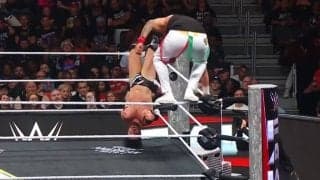 「やめて、やめて…」相手レスラーも“ドン引き”、6メートルの超絶ダイブにファン騒然