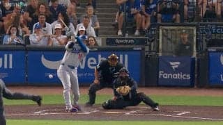 「こんなの見たことない」大谷翔平、折れたバットが“宙を舞う”珍ヒットに相手守備も混乱してしまう「すごい音だった」