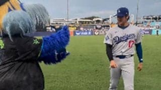 大谷翔平が驚き「デコイに？」　試合前に敵軍マスコットから“贈り物”…球団SNSが公開