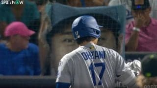 なんだあれは…？ 大谷翔平の打席で“異変”「ギリギリだろ」「何者なんだよw」 バックネット裏の“謎の光景”が話題に