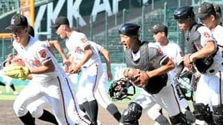 日大山形が甲子園で練習　「夢の舞台で思い切り」　土の感触も確認