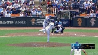 大谷翔平の痛烈ヒットに同僚ロハスもご満悦？“うんうん”塁上で見せた無言のリアクション