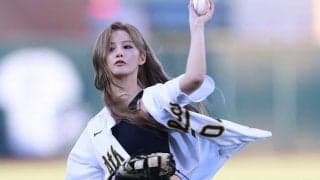 へそ出し美スタイルで魅了…“貧乏球団”に降臨したアイドル　仮球場が虜「感慨深い」